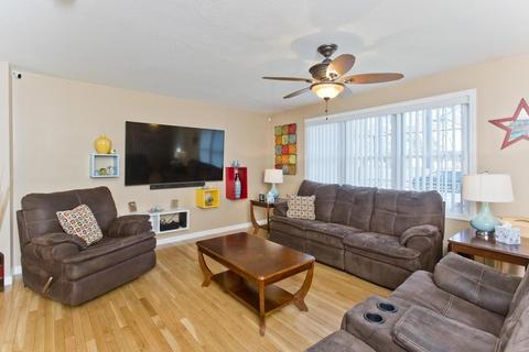 131 Carnarvon Cir, Springfield, MA 01109 photo 6