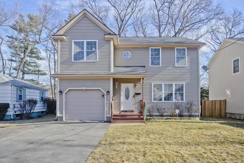 131 Carnarvon Cir, Springfield, MA 01109 photo 1