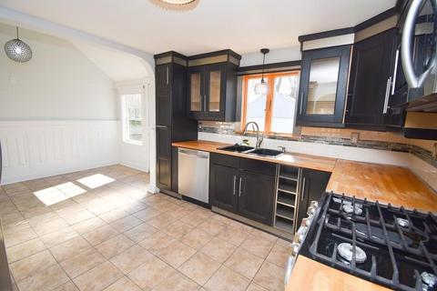 200 Windemere St, Springfield, MA 01104 photo 4
