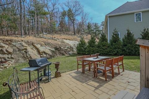 4 Dohertys Ln, Stoneham, MA 02180 photo 4
