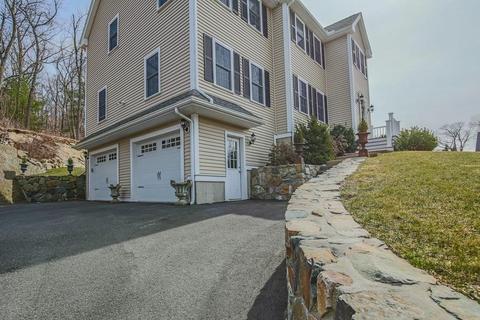 4 Dohertys Ln, Stoneham, MA 02180 photo 3