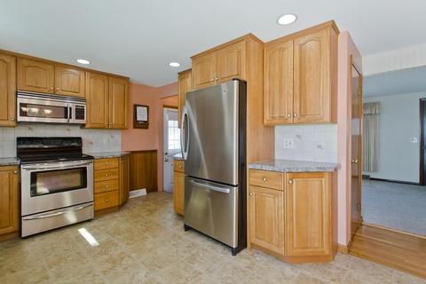 37 Daniel Dr, Chicopee, MA 01013 photo 2