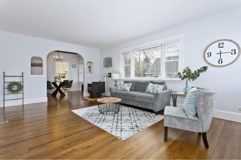 22 Elliott St, Reading, MA 01867 photo 5