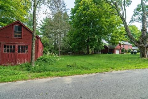 32 Maple St, Douglas, MA 01516 photo 2