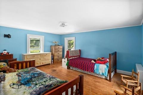 32 Maple St, Douglas, MA 01516 photo 9