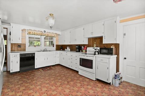 32 Maple St, Douglas, MA 01516 photo 4