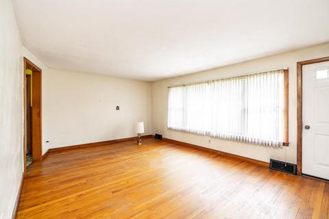 18 Brittany Rd, Springfield, MA 01151 photo 2