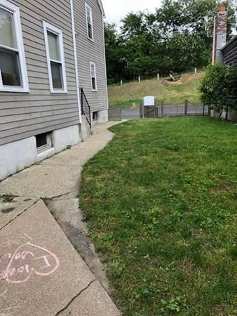 44 Dale St, Springfield, MA 01105 photo 4