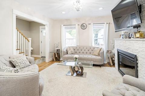 19 Pleasant View Ave, Everett, MA 02149 photo 2