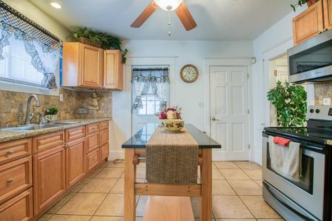 11 Old Point St, Springfield, MA 01109 photo 4