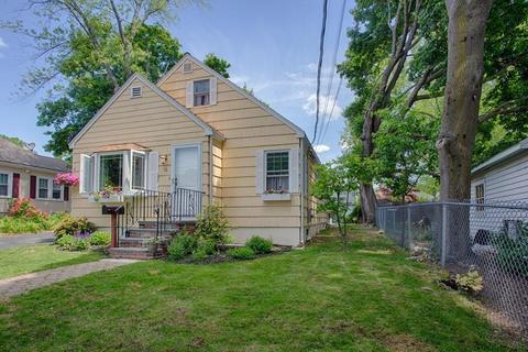 16 Laurel St, Danvers, MA 01923 photo 2