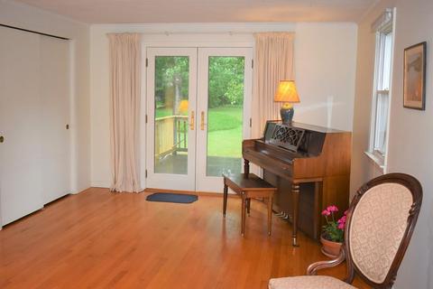 72 Strong St, Easthampton, MA 01027 photo 8