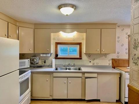 49 Leo Dr, Chicopee, MA 01020 photo 8