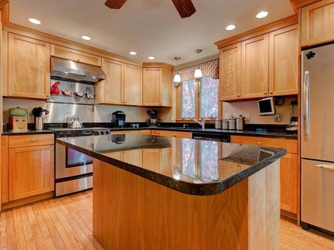 27 Mohawk St, Danvers, MA 01923 photo 2