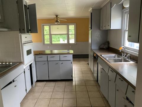 96 Kirk Dr, Springfield, MA 01109 photo 8