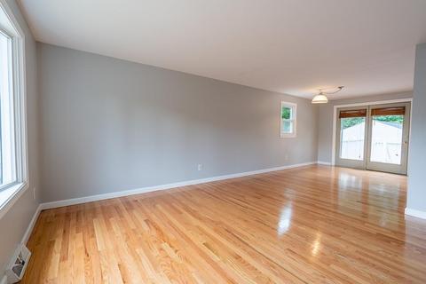 200 Ellendale Cir, Springfield, MA 01128 photo 3