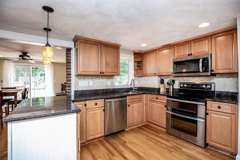 36 Laurel Ln, Reading, MA 01867 photo 4