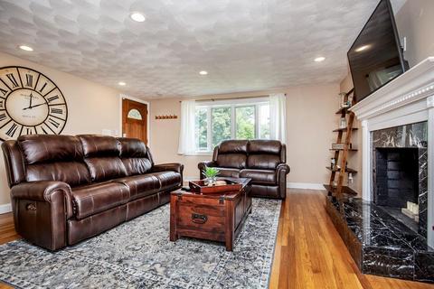 36 Laurel Ln, Reading, MA 01867 photo 2