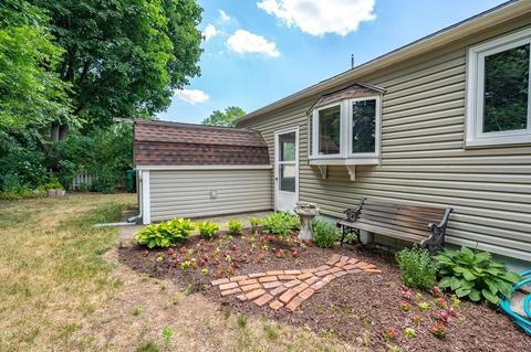 56 Pondview Dr, Chicopee, MA 01020 photo 9
