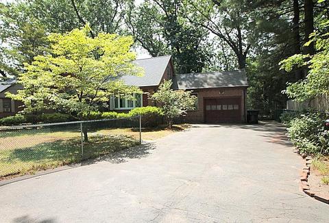 11 Carnarvon Cir, Springfield, MA 01109 photo 5