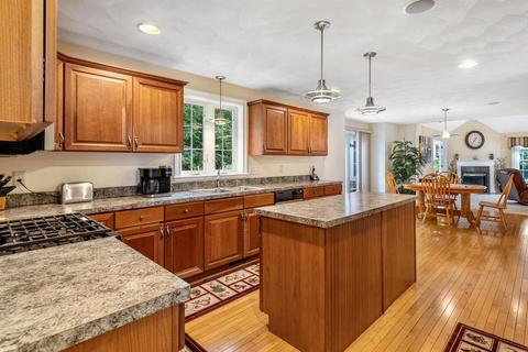 8 Regency Dr, Dracut, MA 01826 photo 4