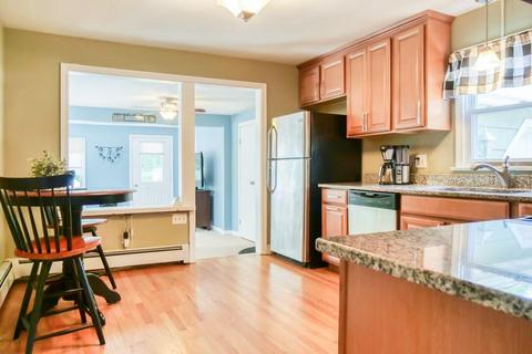 58 Senator St, Springfield, MA 01129 photo 5