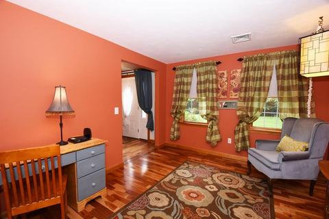 8 Corinth Dr, Worcester, MA 01606 photo 2