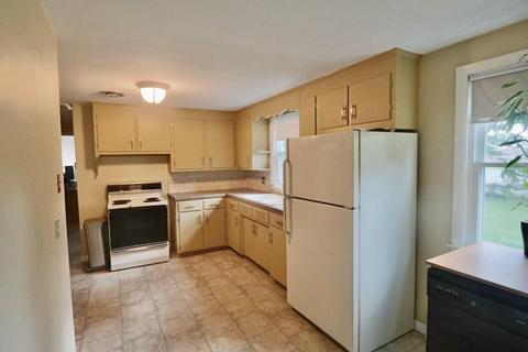 76 Jonquil Dr, Springfield, MA 01119 photo 2