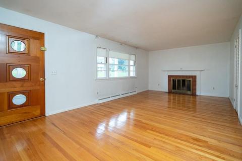 70 Balboa Dr, Springfield, MA 01119 photo 2