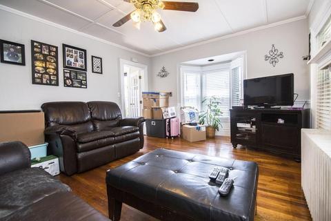6 Oak St, Gloucester, MA 01930 photo 3
