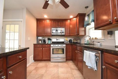 32 Garcia St, Springfield, MA 01129 photo 2