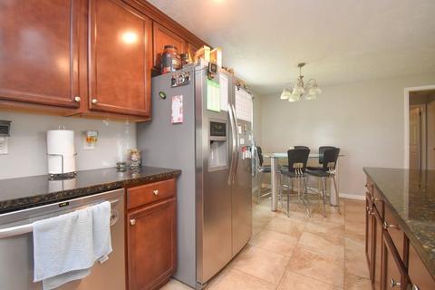 32 Garcia St, Springfield, MA 01129 photo 4