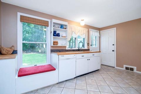 15 Redstone Dr, Springfield, MA 01118 photo 17
