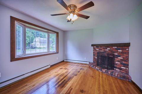 38 Phelps St, Easthampton, MA 01027 photo 9