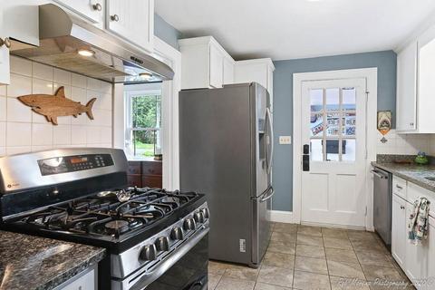 49 Corning St, Beverly, MA 01915 photo 3
