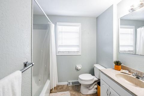 35 Calley St, Springfield, MA 01129 photo 8