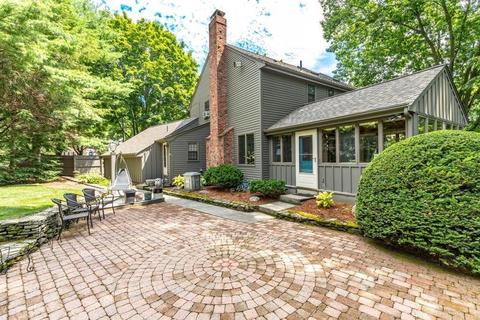 86 Red Gate Ln, Reading, MA 01867 photo 3