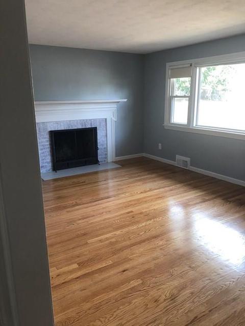 28 Drury St, Springfield, MA 01129 photo 4