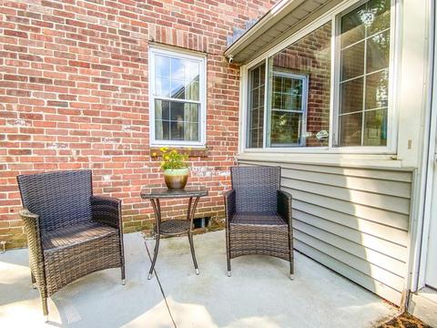 60 Old Brook Rd, Springfield, MA 01118 photo 2