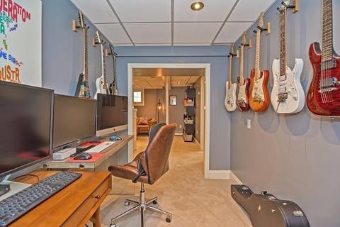 163 Laurel Dr, Needham, MA 02492 photo 38
