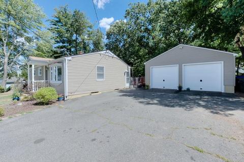 17 Regal St, Springfield, MA 01118 photo 2