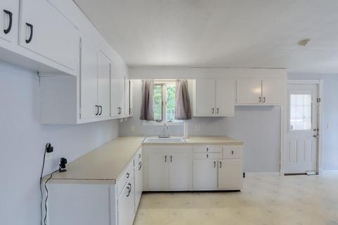 17 Regal St, Springfield, MA 01118 photo 6