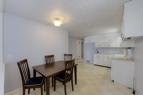 17 Regal St, Springfield, MA 01118 photo 5
