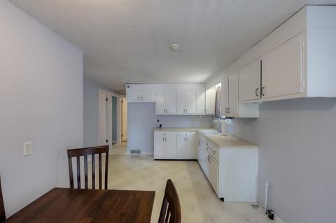 17 Regal St, Springfield, MA 01118 photo 4