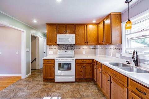 38 Hatch St, Springfield, MA 01129 photo 3