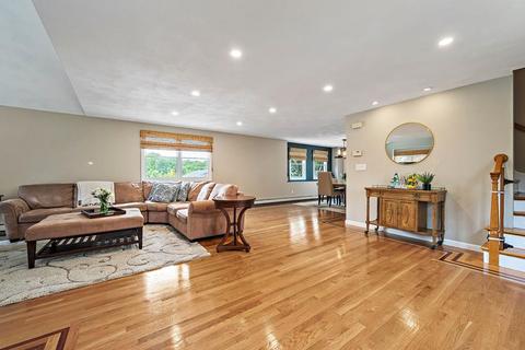 2 Stuart St, Swampscott, MA 01907 photo 3
