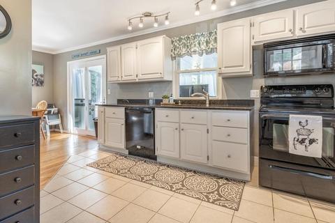 54 Chase St, Danvers, MA 01923 photo 4