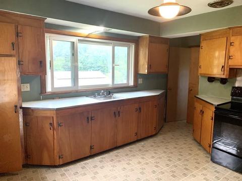 81 Emerson St, Springfield, MA 01118 photo 3