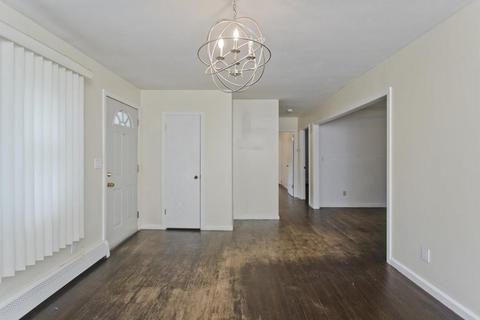 102 Melba St, Springfield, MA 01119 photo 9