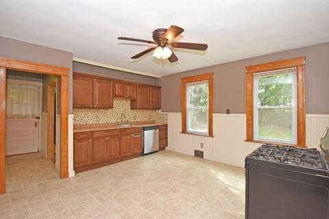 35 Standish St, Worcester, MA 01604 photo 9
